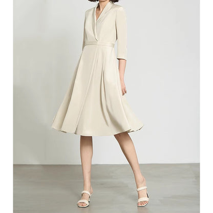 Robe midi A-Line fluide pour femme avec un élégant détail de bouton Chic und Stil