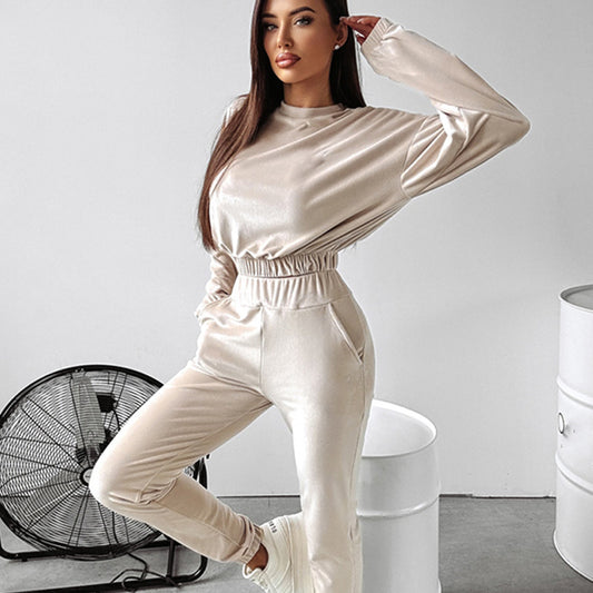 Casual sports outfit for women with short top and elastic pants Chic and Style
