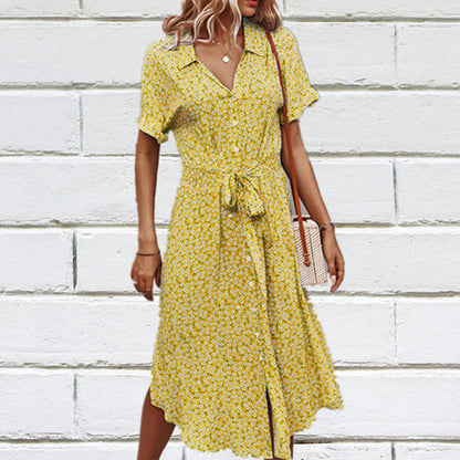 Robe à fleurs pour femmes avec coupe cintrée et volants Chic und Stil