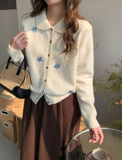 Dame cardigan avec des applications florales et un col classique Chic und Stil