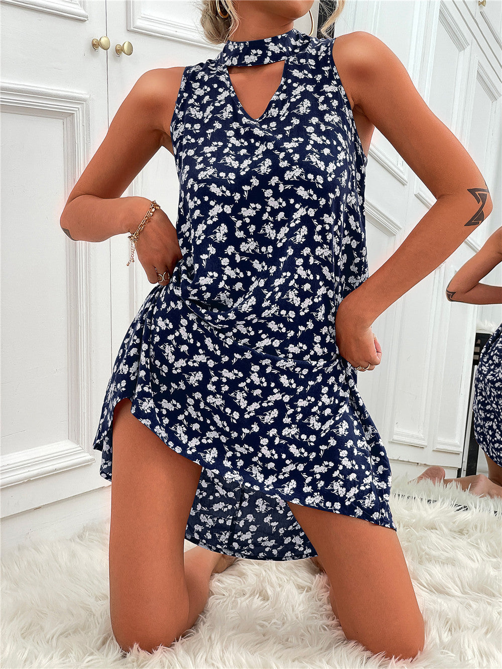 Robe sans manches pour femmes avec une élégante encolure en clef et un motif floral Chic und Stil