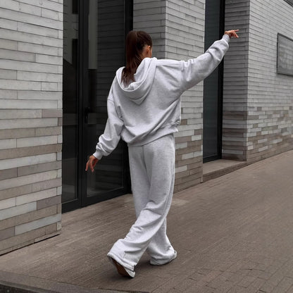 Oversized hooded jacket for women and comfortable jogger pants Chic und Stil
