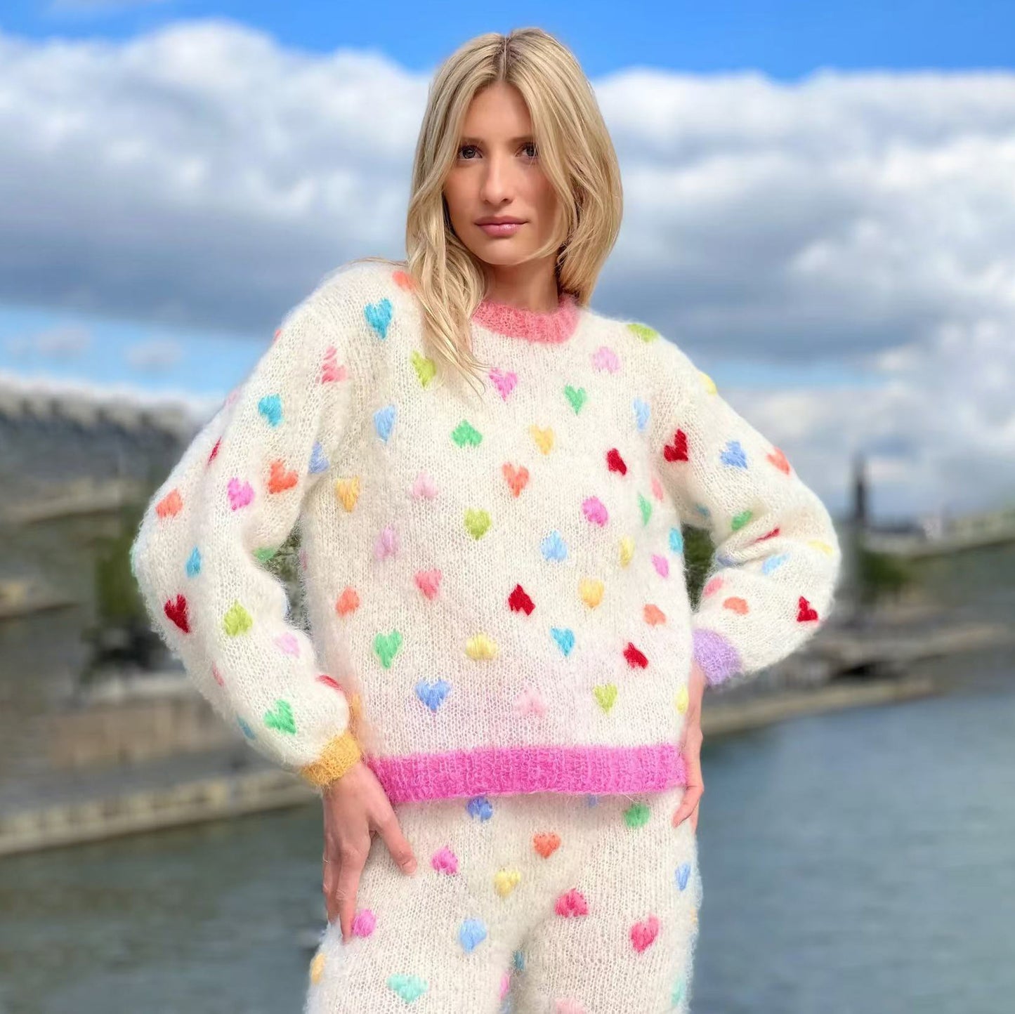 Pull femme avec des appliqués en forme de cœur colorés et un matériau doux Chic und Stil