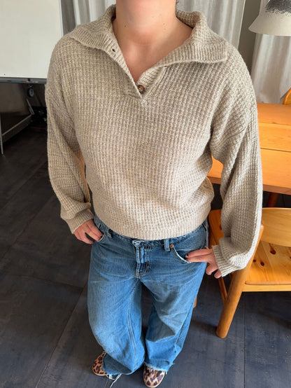 Pull en tricot pour femmes avec patte de boutonnage et coupe large Chic und Stil