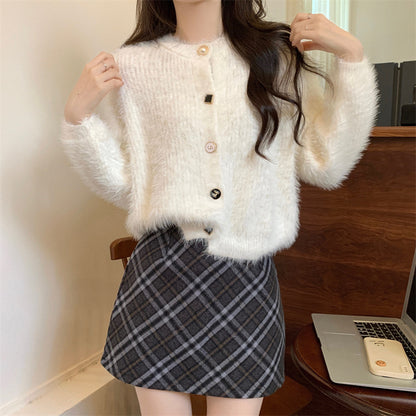 Dames cardigan doux avec boutons et texture en fausse fourrure Chic und Stil