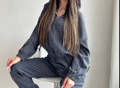 Women's Elegant Sports Set in Hoodie and Jogging Pants Chic and Style