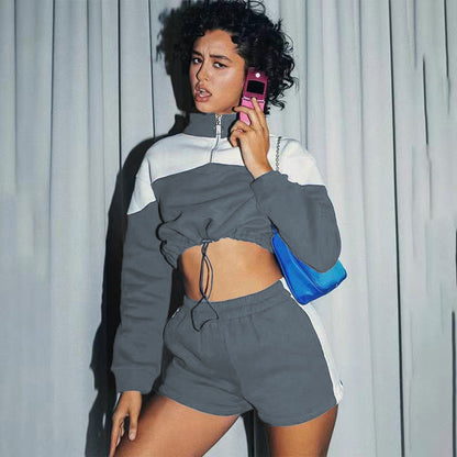 Ensemble sportif pour femmes avec veste cropped et shorts Chic und Stil