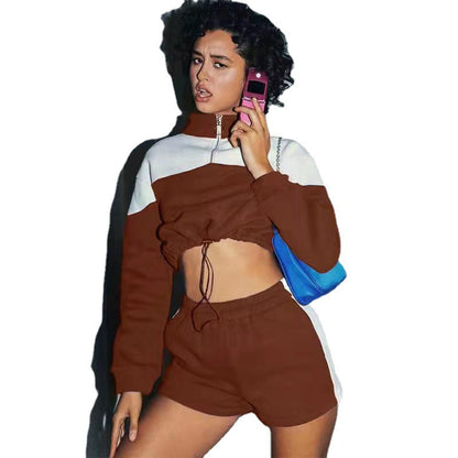 Ensemble sportif pour femmes avec veste cropped et shorts Chic und Stil