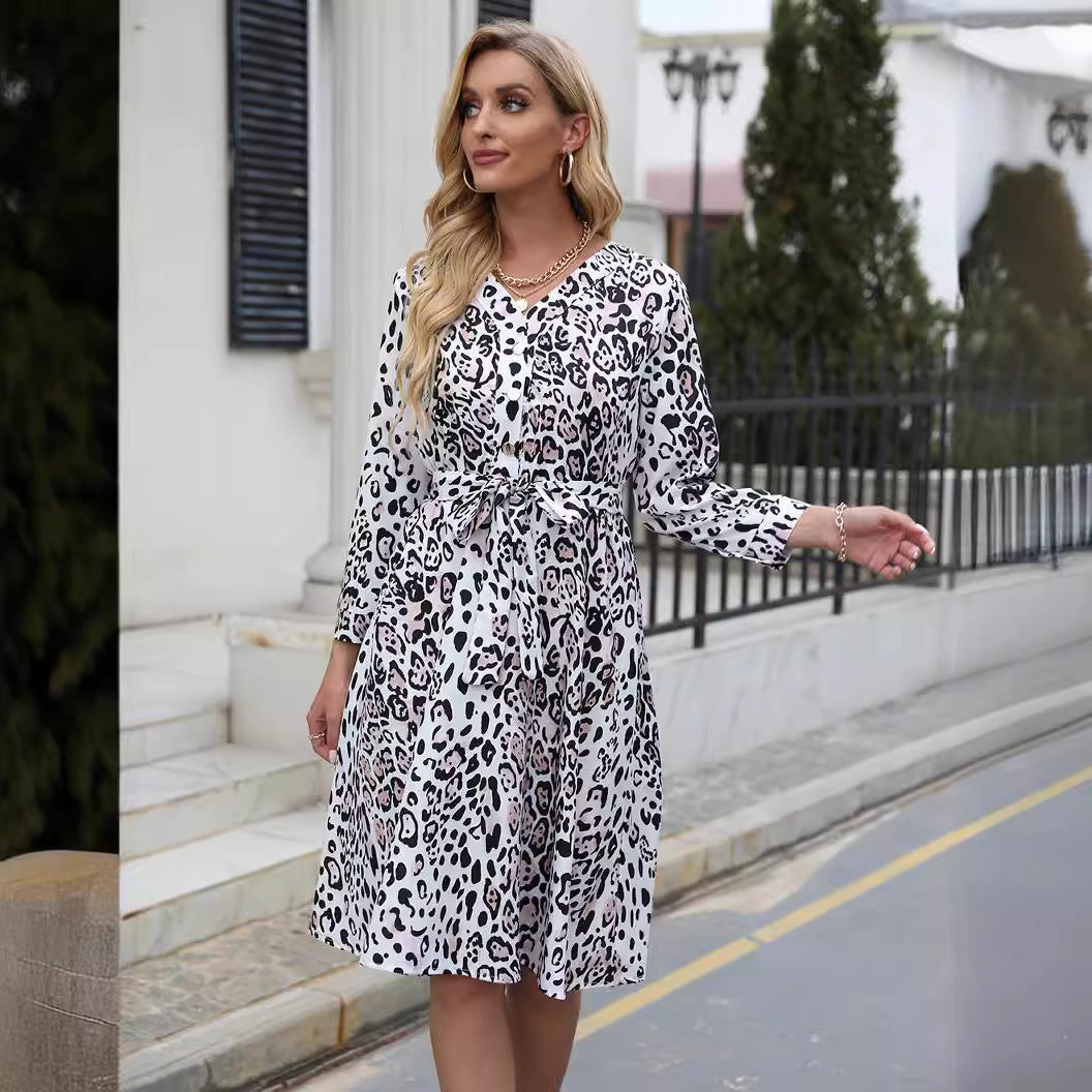 Robe pour femmes au motif animal élégant avec une ceinture ajustable Chic und Stil