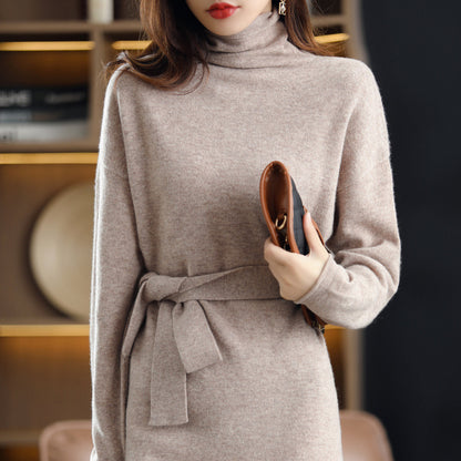 Robe en tricot douillette pour femmes avec col roulé élégant et ceinture cintrée Chic und Stil