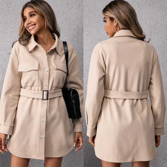Robe chemise pour femmes avec ceinture ajustable et poches poitrine décoratives Chic und Stil