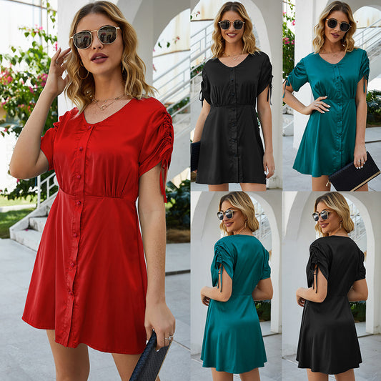 Robe d'été à manches courtes pour femmes avec détail de bouton et ourlet volants Chic und Stil