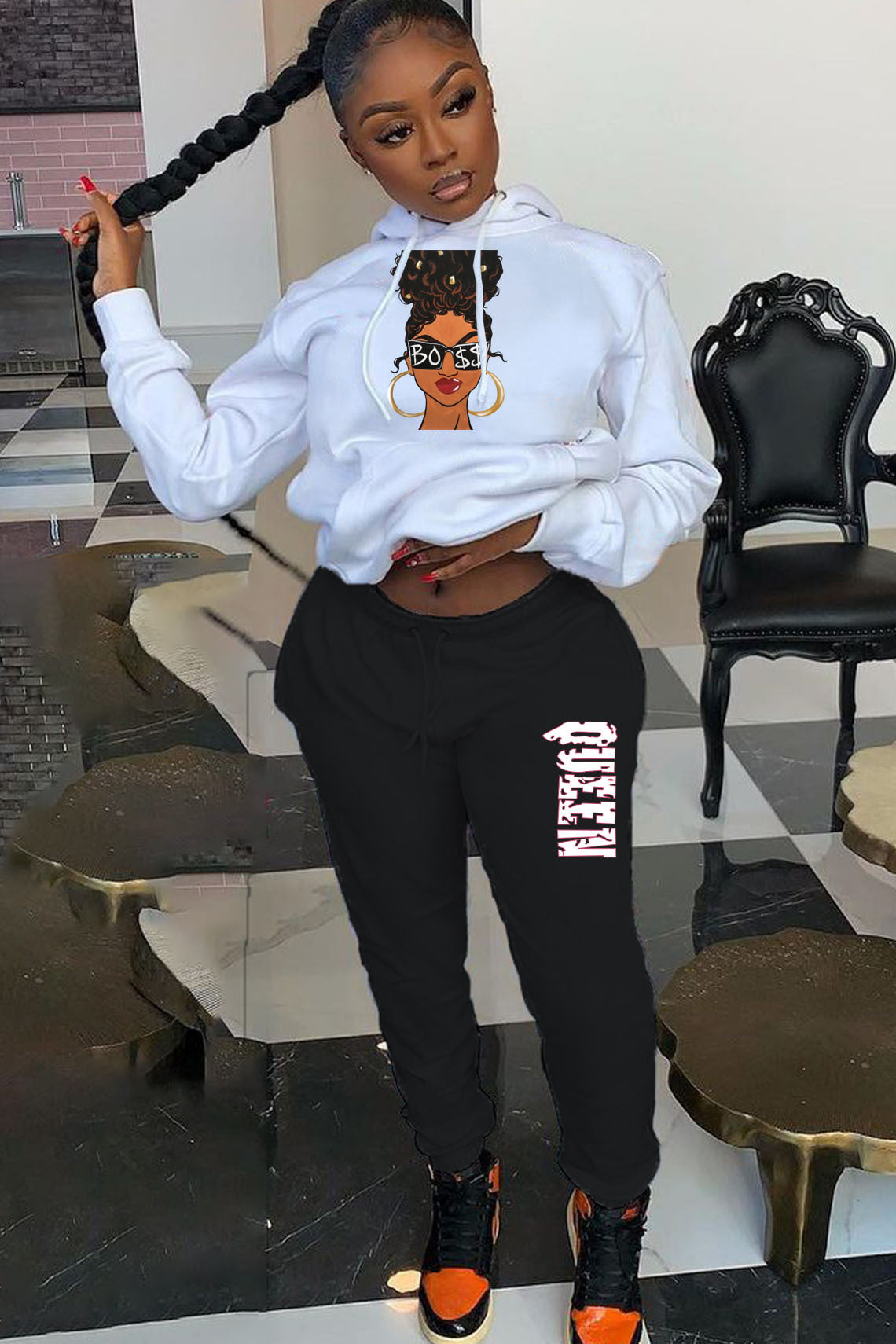 Women's hoodie and jogging pants set with striking graphic design Chic und Stil