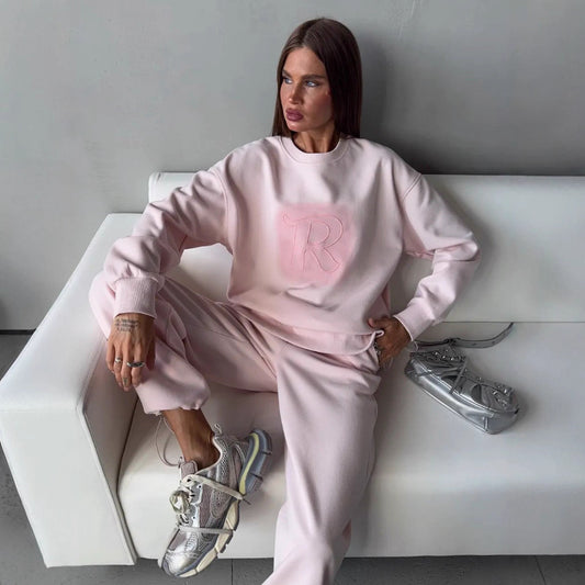 Casual outfit for women with oversized sweatshirt and comfortable pants Chic and Style