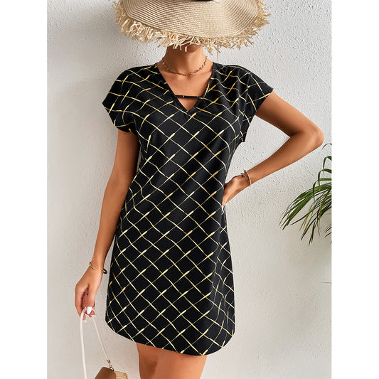 Robe décontractée pour femmes à col en V avec un motif à carreaux tendance et des manches courtes Chic und Stil