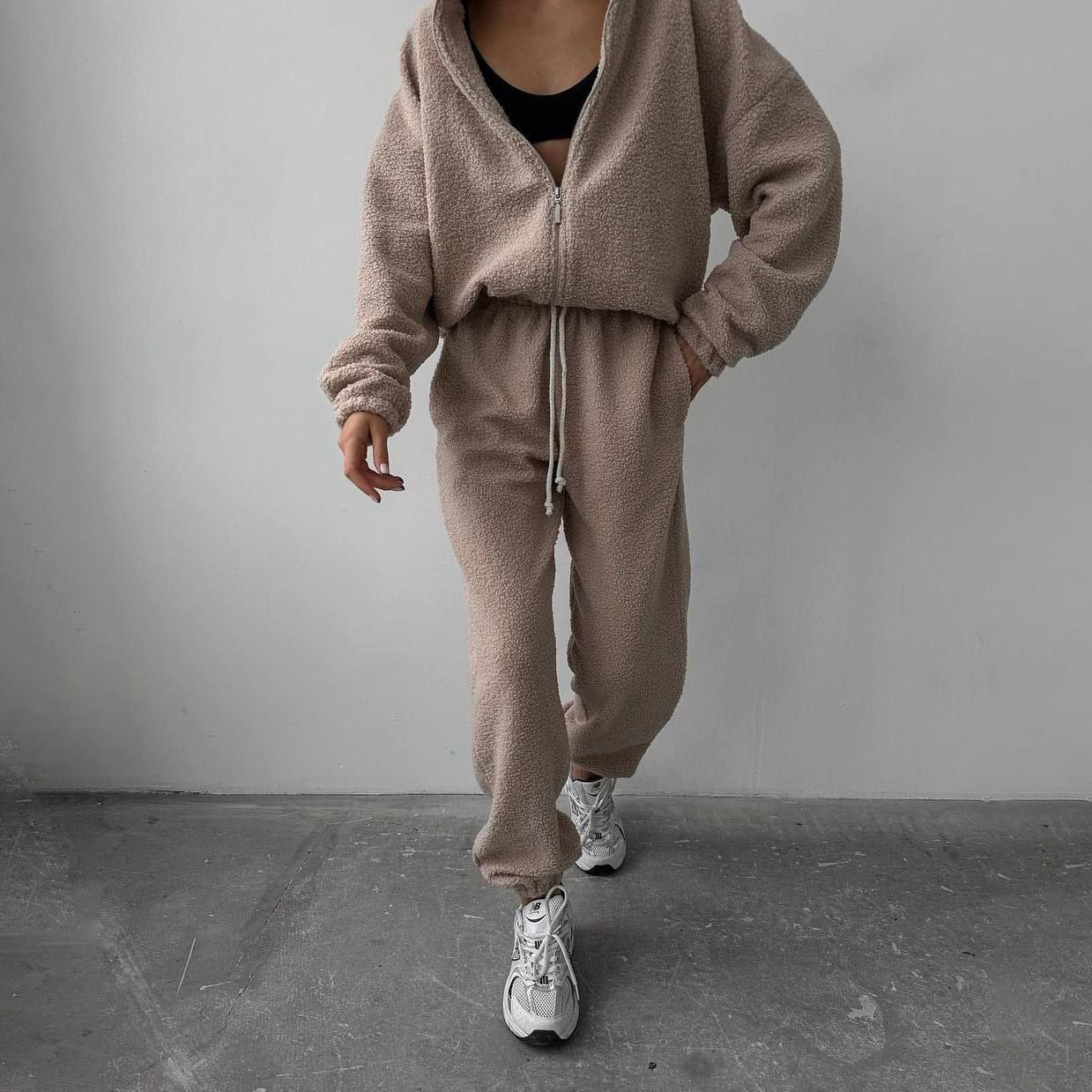Dames confortable sweat à capuche en polaire avec des poignets élastiques et un pantalon de jogging assorti Chic und Stil