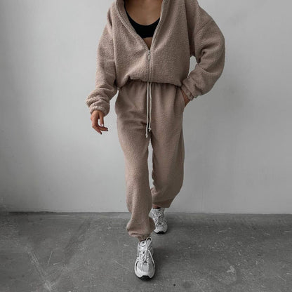 Dames confortable sweat à capuche en polaire avec des poignets élastiques et un pantalon de jogging assorti Chic und Stil