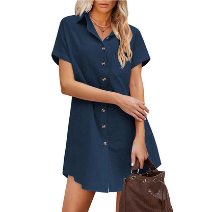 Robe chemise féminine au coupe décontractée avec des détails de boutons et une poche appliquée Chic und Stil