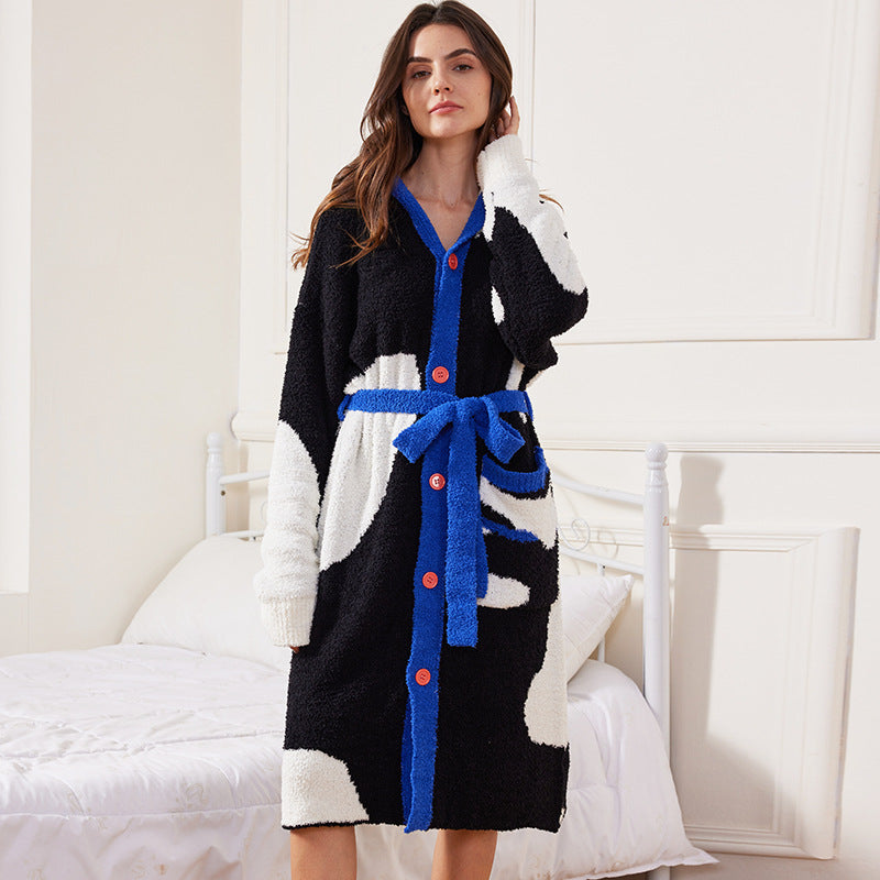 Cozy robe for women with graphic pattern Chic und Stil