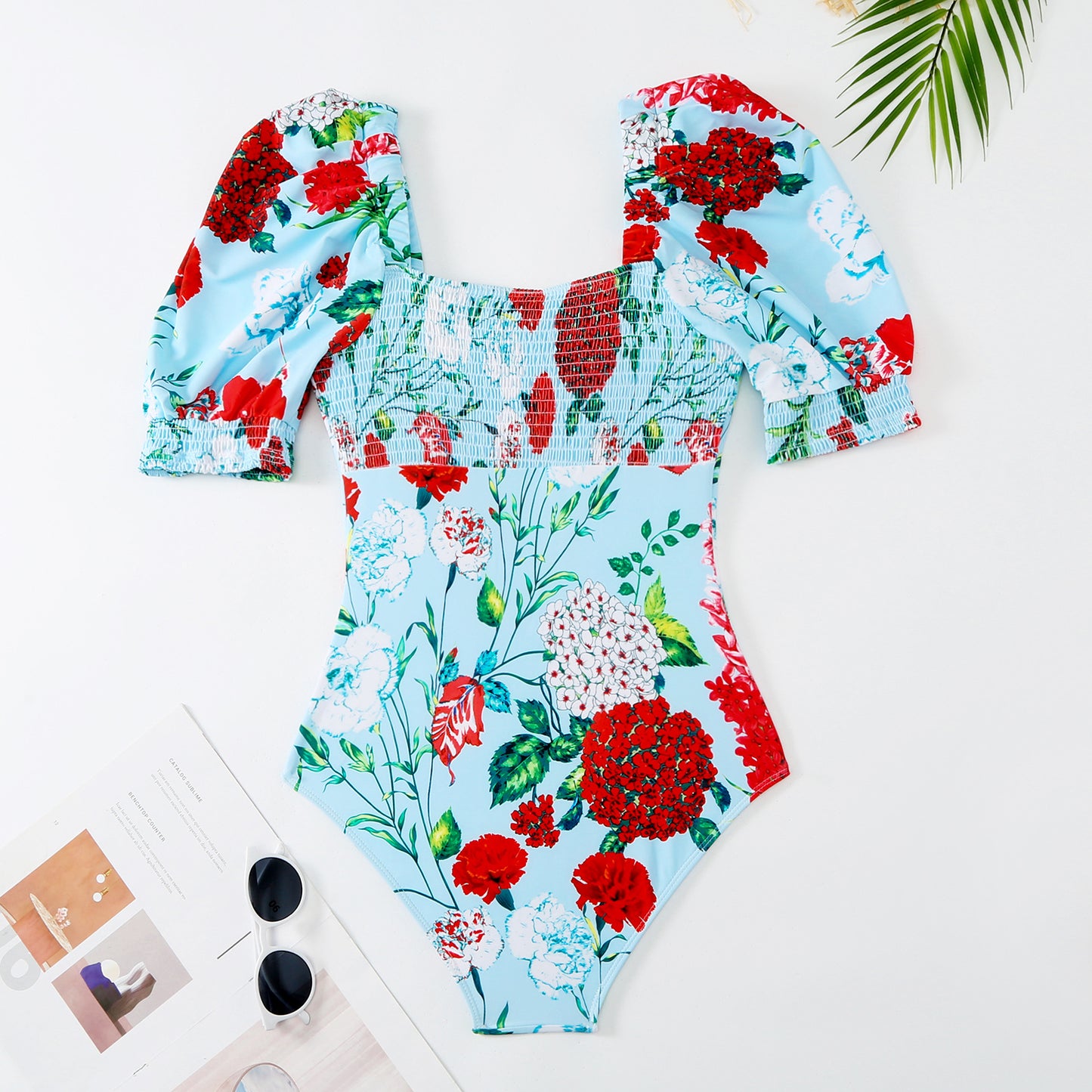 Maillot de bain pour dames avec des manches bouffantes volumineuses et une jupe portefeuille assortie Chic und Stil