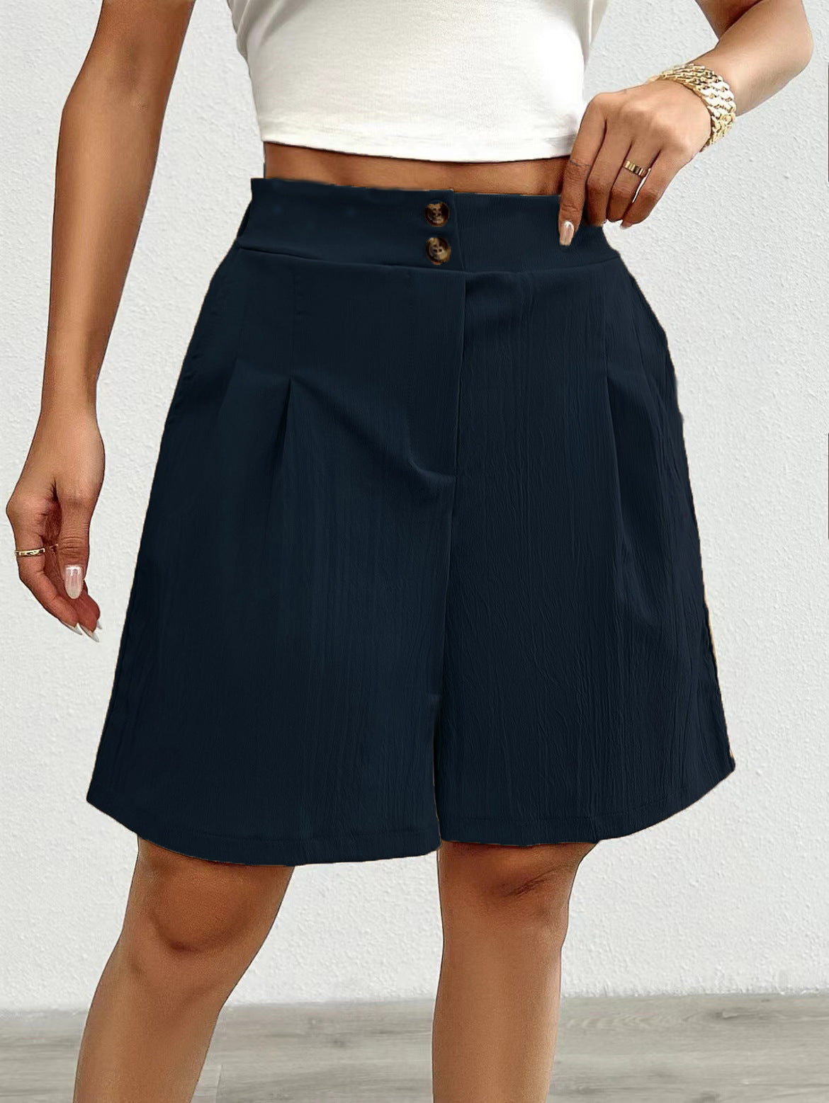 High-waisted satin shorts for women with double button closure and pleats Chic und Stil