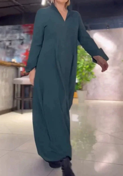 Dame Élégante robe chemise longue avec poches latérales pratiques et col Chic und Stil