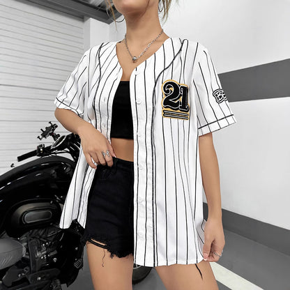 T-shirt de baseball sportif pour femmes avec numéro brodé et rayures contrastées Chic und Stil
