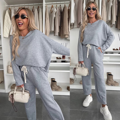 Casual women's set with a loose top and comfortable pants Chic und Stil