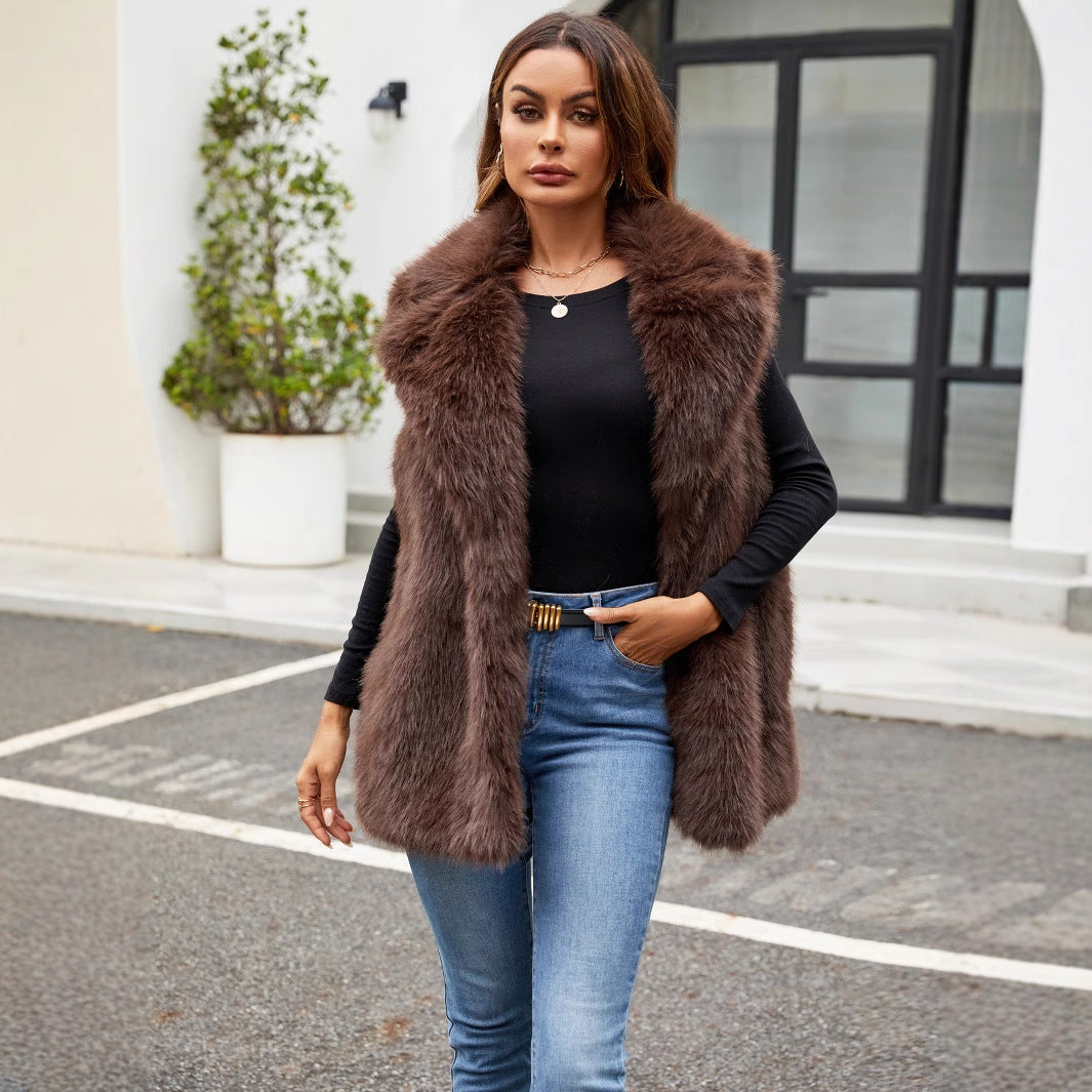 Dames gilet en fausse fourrure avec une coupe élégante et un col volumineux Chic und Stil