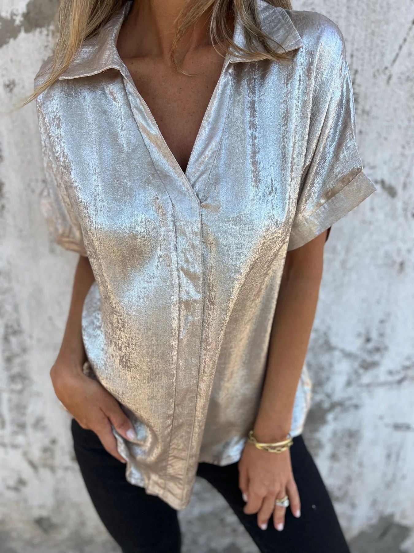 Blouse en satin pour femmes avec col à la mode et coupe élégante Chic und Stil