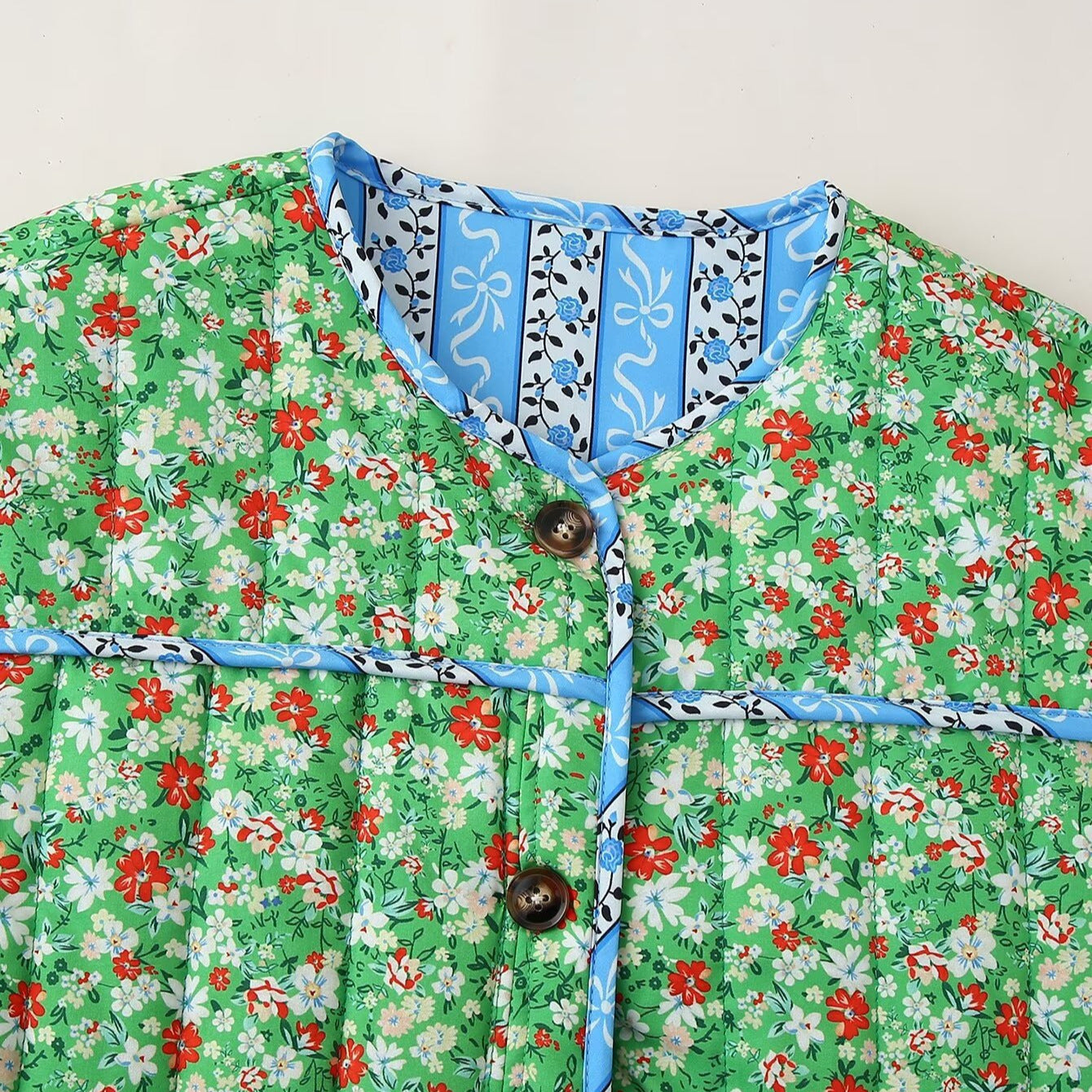 Dame veste à fleurs matelassée avec poches pratiques et col élégant Chic und Stil