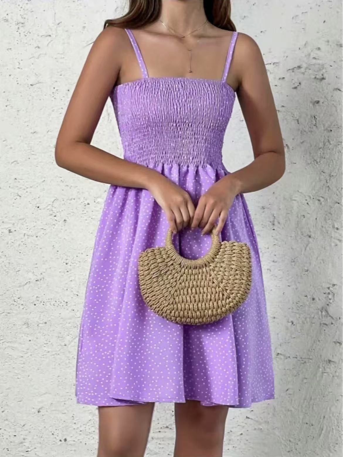 Robe à col halter pour femmes avec une silhouette aérienne et un joli motif à pois Chic und Stil