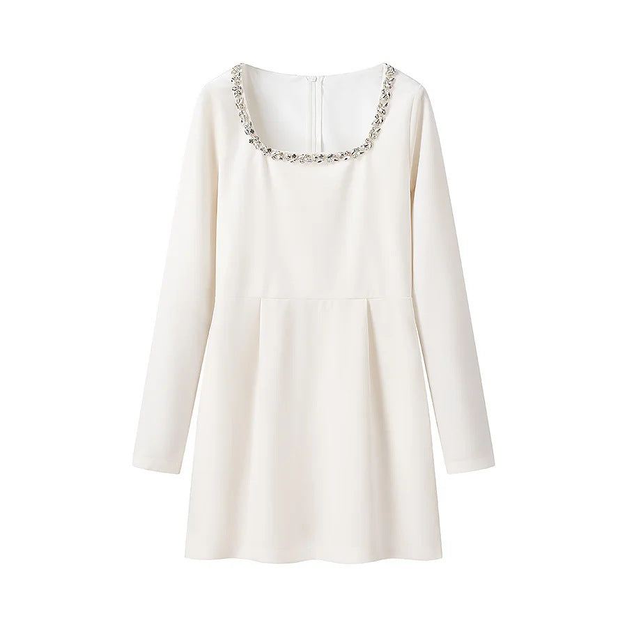 Robe longue à manches longues élégamment coupée pour femmes avec décolleté orné Chic und Stil