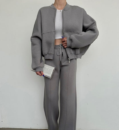 Casual look for women with a casual zip jacket and wide pants Chic and Style