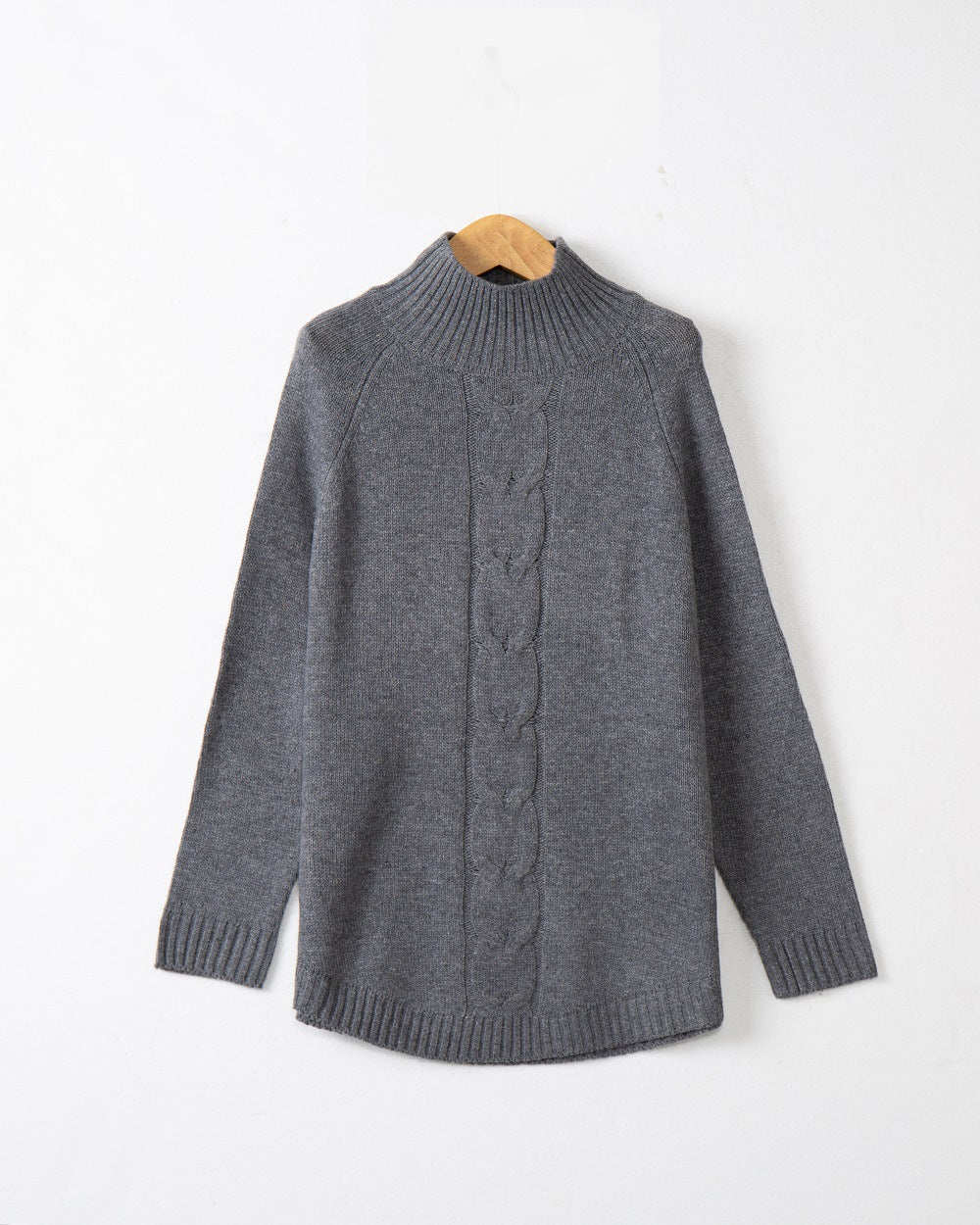 Pull en grosse maille pour femmes avec un col montant et des motifs en torsades Chic und Stil