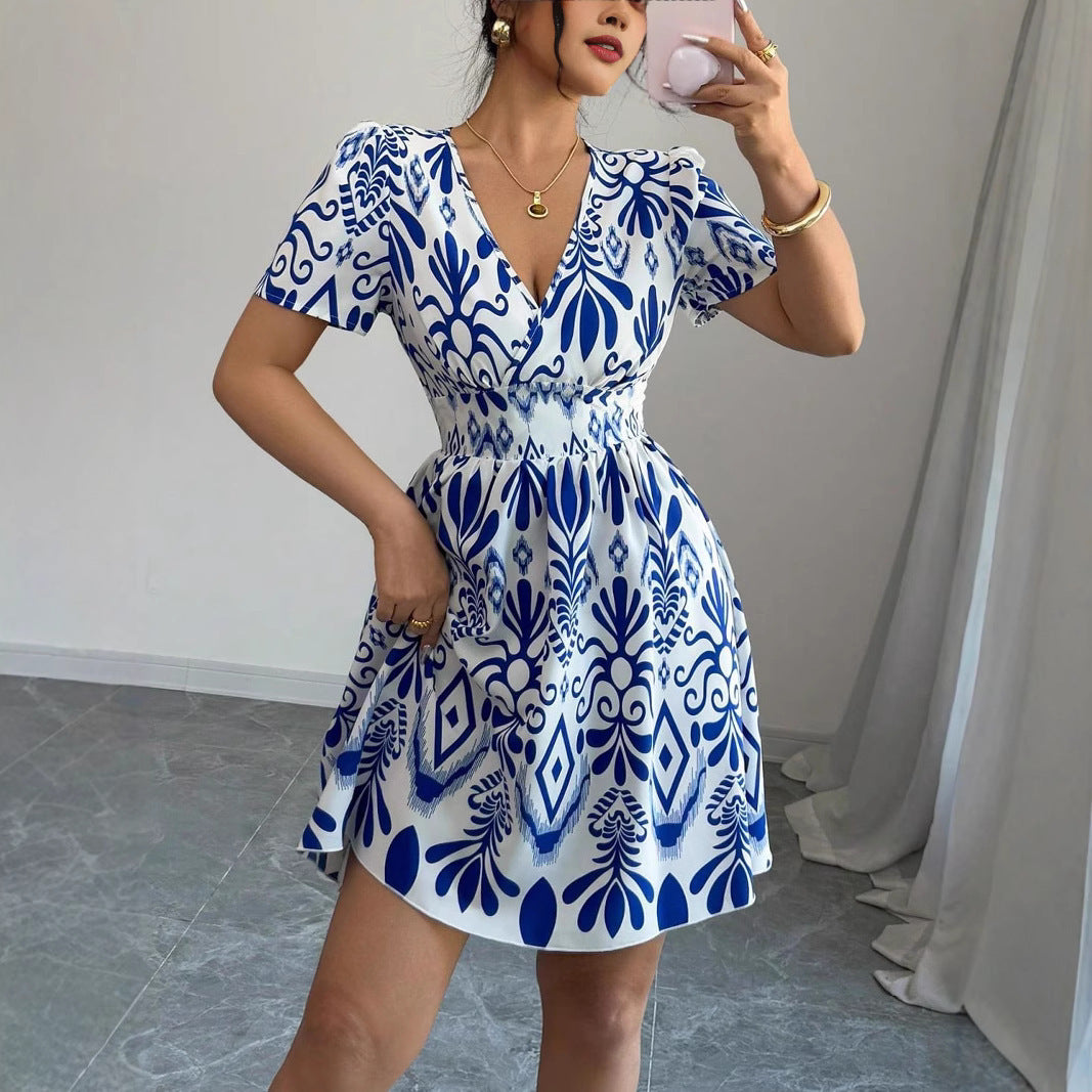 Robe mini femme avec une coupe A-line ludique et des motifs floraux Chic und Stil