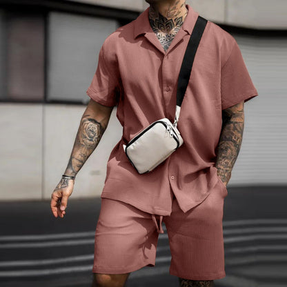 Chemise décontractée à manches courtes pour hommes avec une coupe stylée et un short assorti Chic und Stil