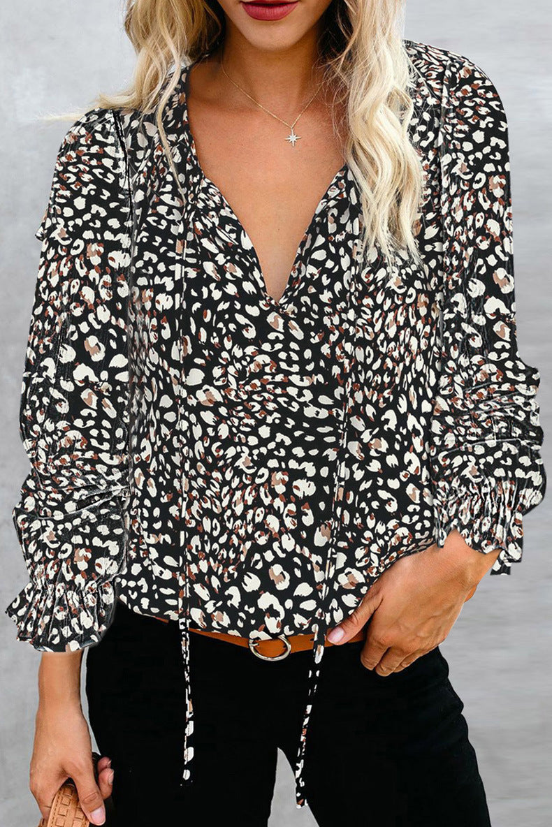 Blouse femme avec un motif léopard sophistiqué et un décolleté en V à la mode Chic und Stil