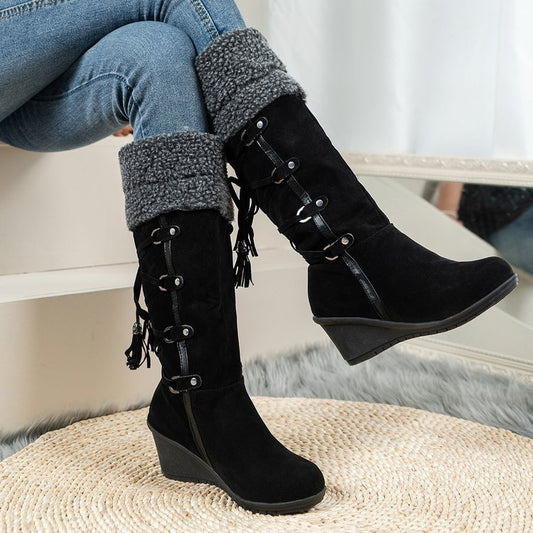 Bottes compensées pour femmes avec intérieur matelassé et design de laçage tendance Chic und Stil