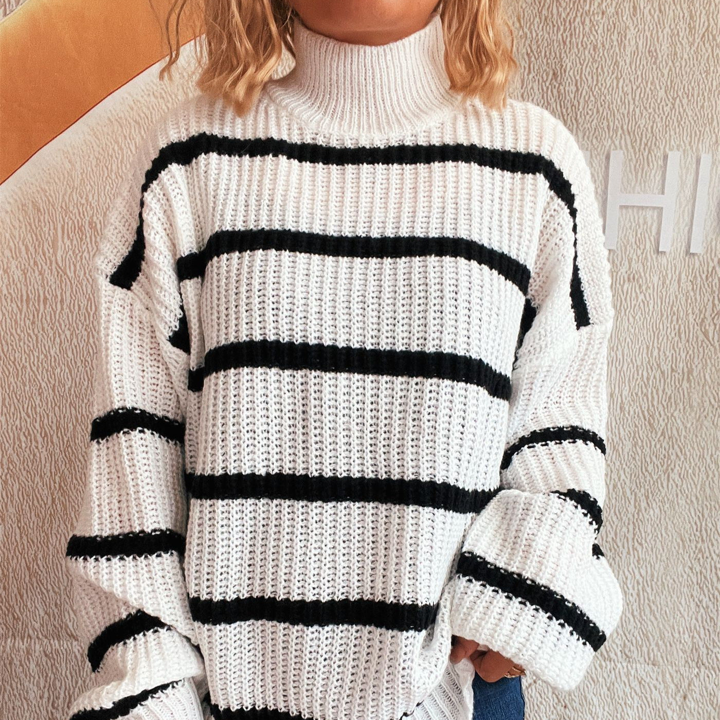 Pull en tricot pour femmes avec col montant et motif rayé tendance Chic und Stil