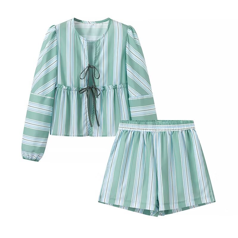 Shorts de plage pour dames avec un motif rayé tendance et une taille élastique Chic und Stil