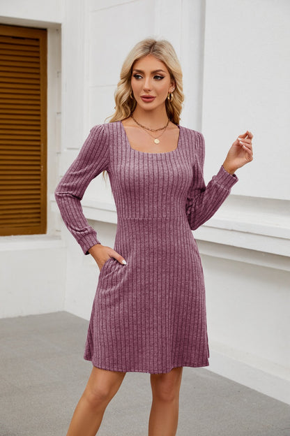 Robe en tricot pour femmes avec décolleté carré et poches Chic und Stil