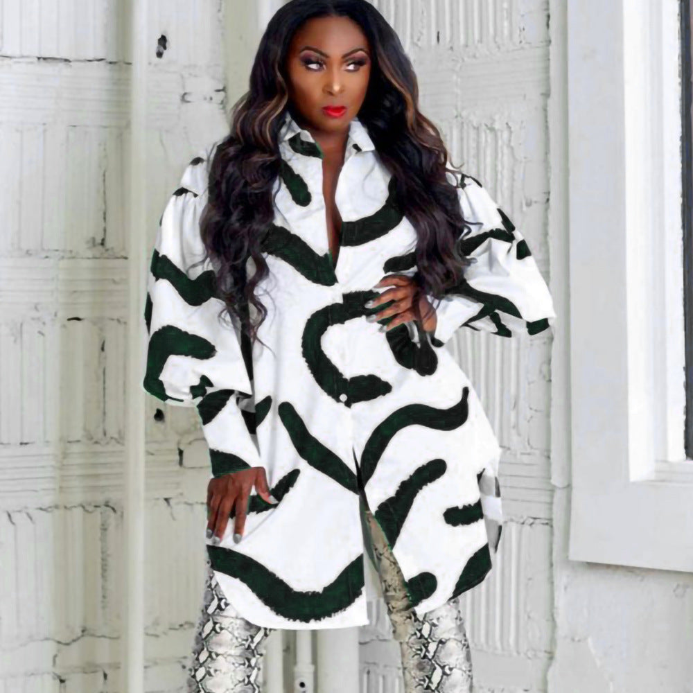 Robe chemise tendance pour femmes avec un motif accrocheur et des manches volantes Chic und Stil