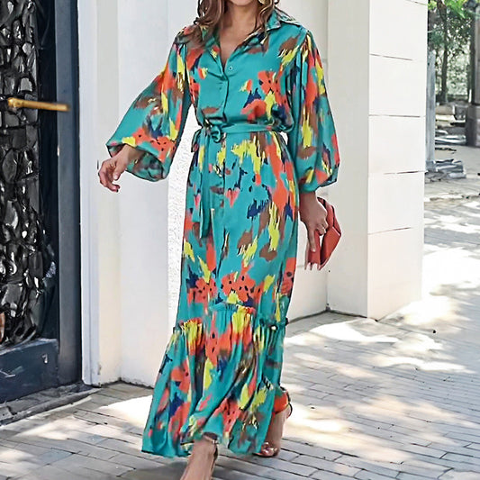 Robe maxi aérienne pour femmes avec un design graphique coloré et des détails en volants élégants Chic und Stil