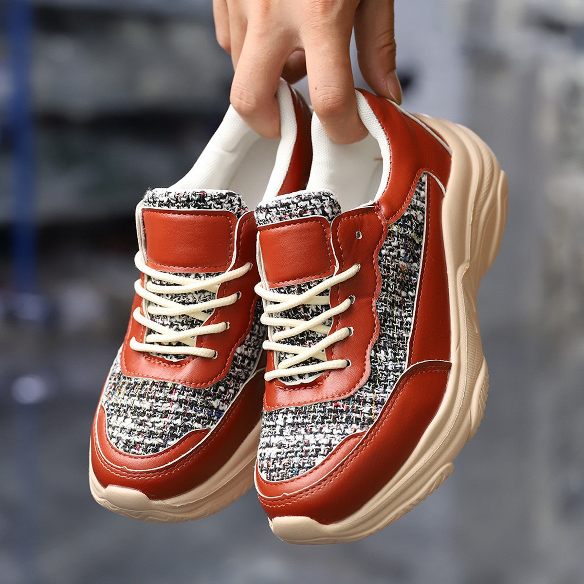 Baskets pour femmes avec un matériau supérieur texturé et une semelle respirante Chic und Stil