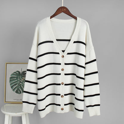 Cardigan en tricot pour femmes avec décolleté en V et grosses rayures Chic und Stil