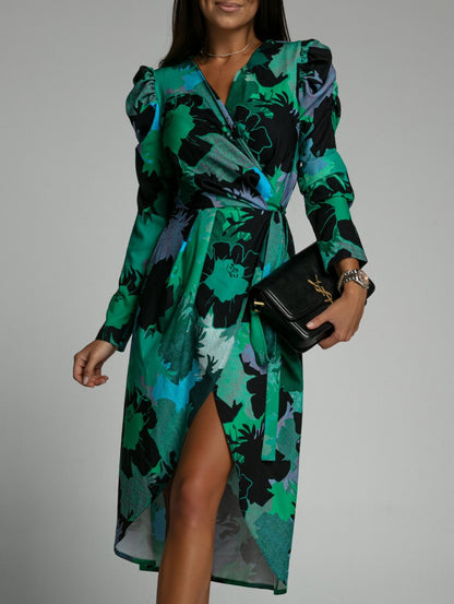 Women's Floral Print Wrap Dress with Elegant Slit Detail Chic und Stil