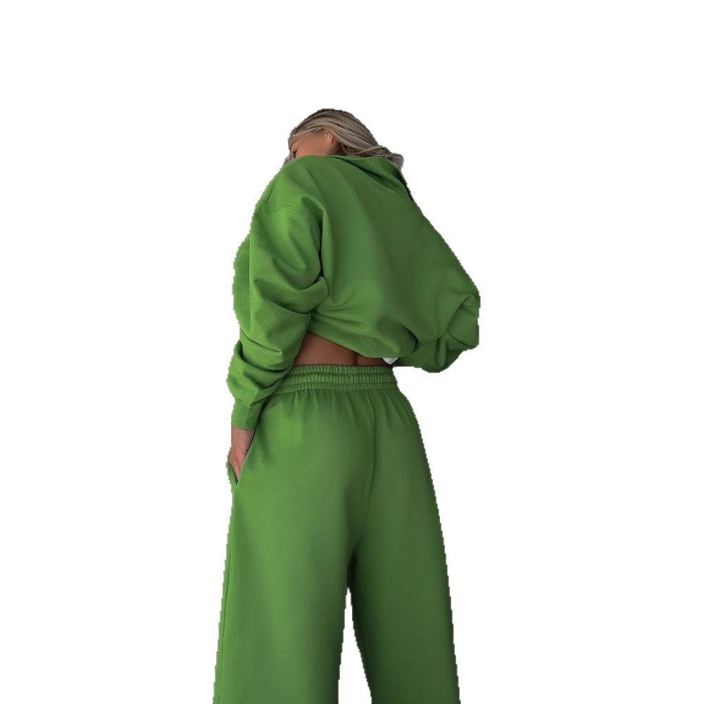 Sporty streetwear set for women with a casual hoodie and a loose fit Chic und Stil