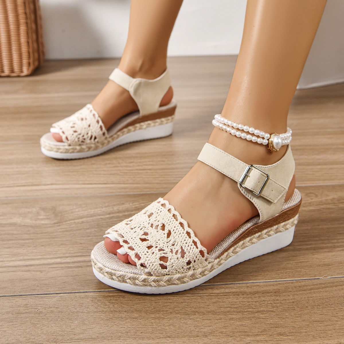 Sandales compensées à brides en crochet Chic und Stil pour femmes