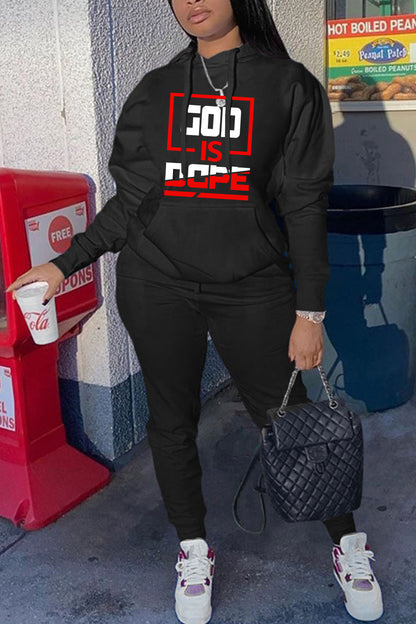 Men's sports hoodie and jogger pants set with inspiring Chic und Stil inscription